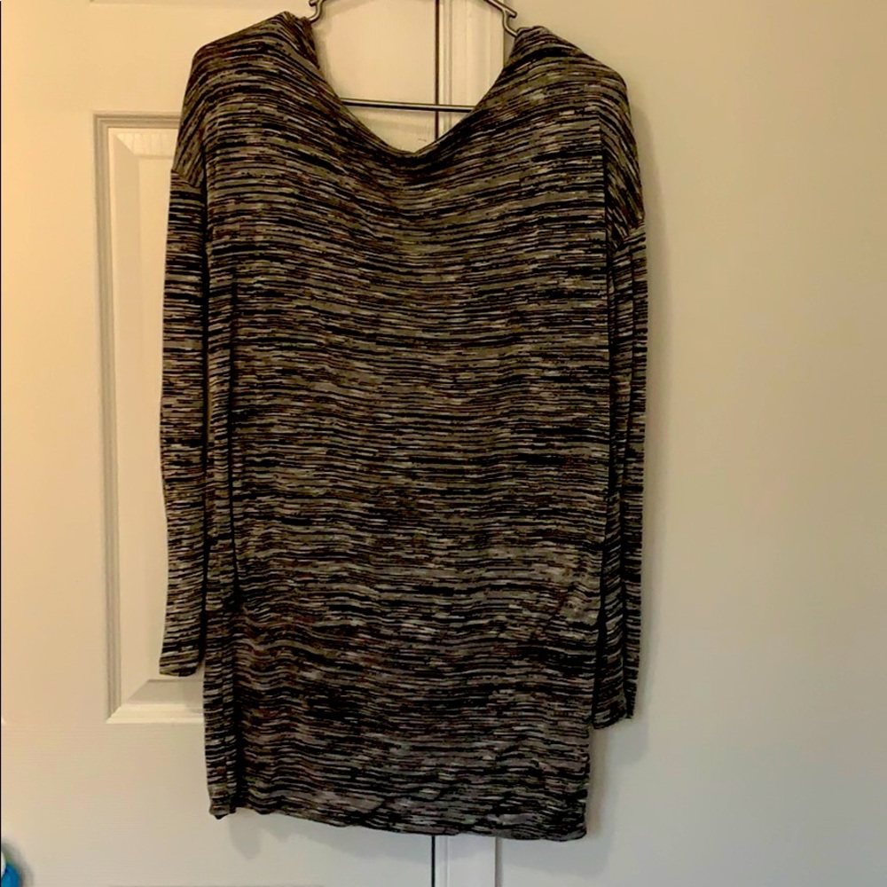 Tight at the hip blouse